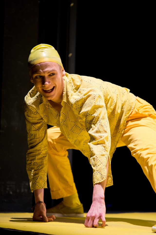 Szenenfoto von Daniel Fleischmann, aus der ADK-Inzenierung»Es ist nicht dort, es ist da.« Szenen von Eugène Ionesco in der Regie von Christian von Treskow,