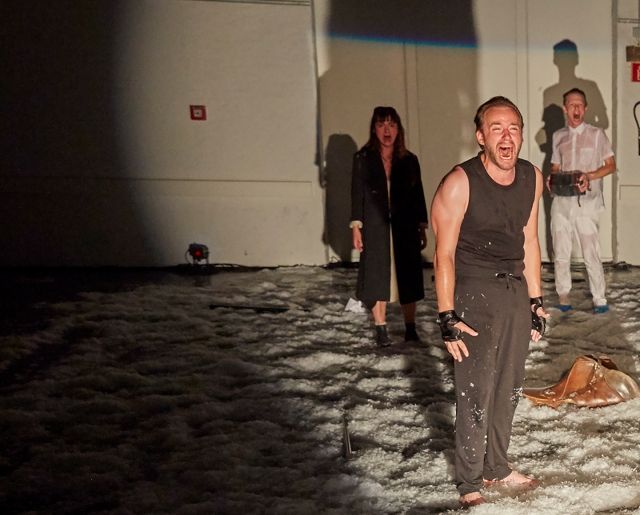 Nicolas Martin, in: »Die stille Macht der Zeit«
Regie: Anne Habermehl,
Regie-Werkschau »Wallenstein«, im Rahmen des Festivals »In Gottes Namen«, Eine Kooperation der ADK mit dem Theater Augsburg
