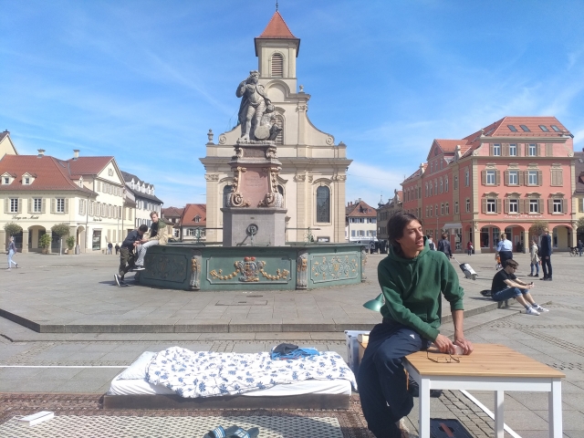 »Lockdown.Gemütlichkeit« eine sechstägige nicht-öffentliche Installation auf einem öffentlichen Platz | Regie: Rafael Ossami Saidy