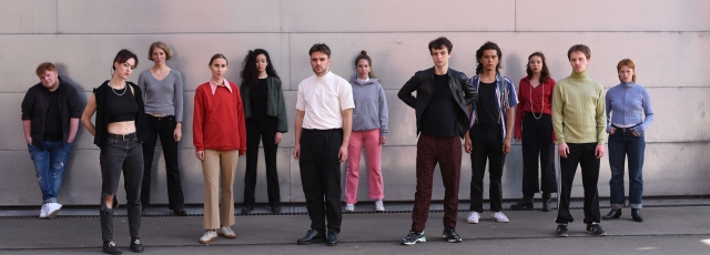 (Von links): Nils Müller, Oliv Heuss, Solveig Eger,
Larissa Pfau, Cansu Şiya Yıldız*, Julian Moritz,
Clara Luna Deina, Nicolas Schwarzbürger,
Davíd Gavíria, Luisa Krause, Joscha Eißen und
Ruby Ann Rawson.
*Abschluss 2023 wg. Auslandsstudium 2023