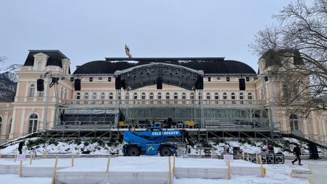 Fertig!. Bad Ischl: Die Bühne für die Open Ceremony am 20.01.2024