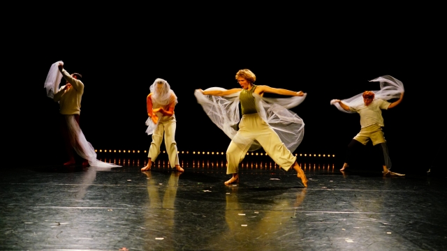 v. li. Julian Moritz (er/ihm) als Helena, João Kreth d'Orey (they/them) als Medea, Solveig Eger (sie/ihr) als Alkestis, Ruby Ann Rawson (sie/ihr) als Orest, in: »doch an uns wird manche:r sich erinnern später noch« von Jule Bökamp und Ensemble
frei nach Euripides, Regie: Jule Bökamp