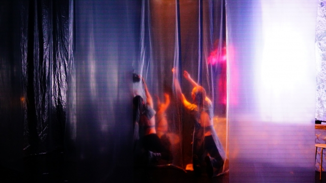 Szenenfoto »ABSOLUT SCHÖN« von Jannik Graf und Ensemble, Regie: Jannik Graf, WerkstattInszenierung (Premiere, interne Präsentation, Februar 2021) 