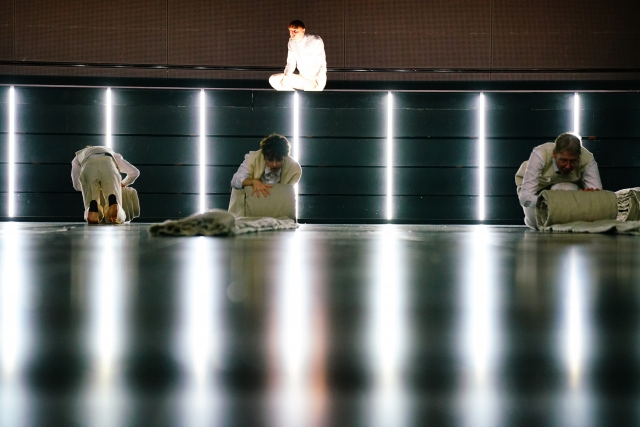 v.li.: Jannik Süselbeck, Stella Hanheide und Sara Adina Scheer, Szenenfoto »Atemschaukel« von Herta Müller, Regie: Amanda Lasker Berlin, Bachelorarbeit (Premiere, interne Präsentation)