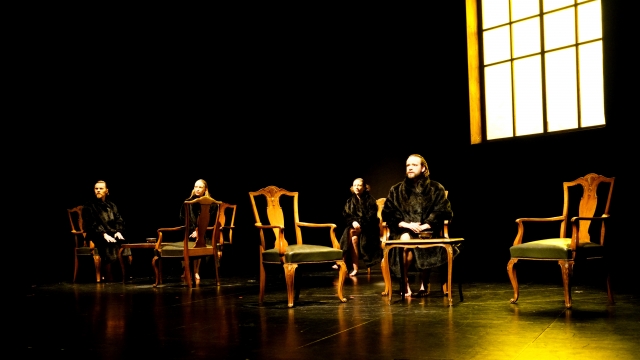 (v. l.) Jonathan Peller, Luzia Oppermann, Silva Bieler und Nicolas Martin | »Fräulein Else« Regie: Zita Wende
Bühnen-/Kostümbild: Christian Blechschmidt, ABK Stuttgart