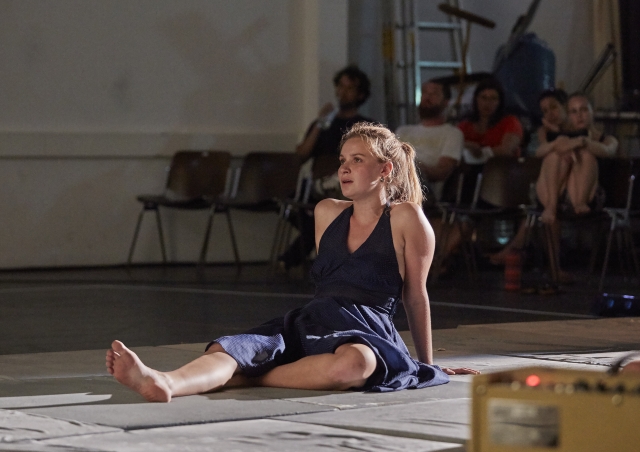 Nathalie Imboden, in »Wallenstein. Tod«
Regie: Klemens Hegen
Regie-Werkschau »Wallenstein«, im Rahmen des Festivals »In Gottes Namen«, Eine Kooperation der ADK mit dem Theater Augsburg
