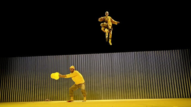 v.l. Leon Singer, Zoe Valks | »Es ist nicht dort, es ist da« Szenen von Eugène Ionesco
Werkstattinszenierung 3. Studienjahr Schauspiel
Regie: Christian von Treskow
(Vorne: Leon Singer)