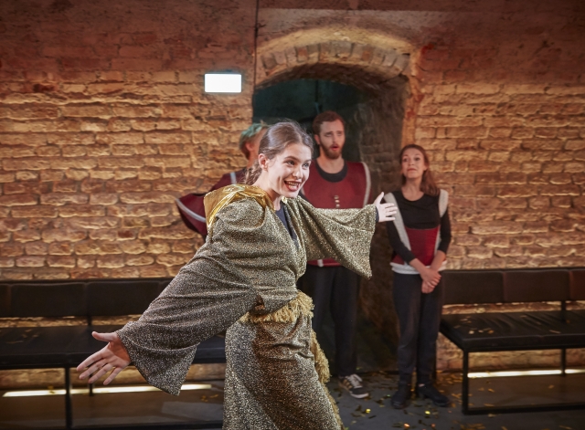 Lucia Schierenbeck, in »Wallensteins Lager« Regie: Johann Diel, Regie-Werkschau »Wallenstein«, im Rahman des Festivals »In Gottes Namen«, Eine Kooperation der ADK mit dem Theater Augsburg